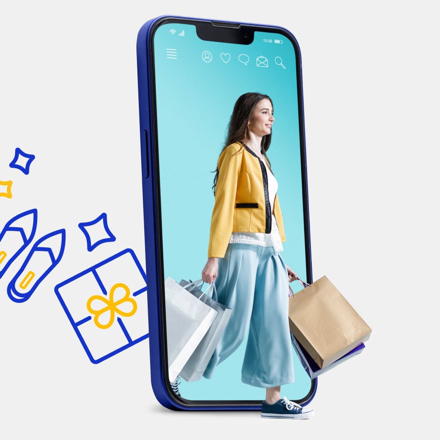 Женщина с покупками выходит с телефона