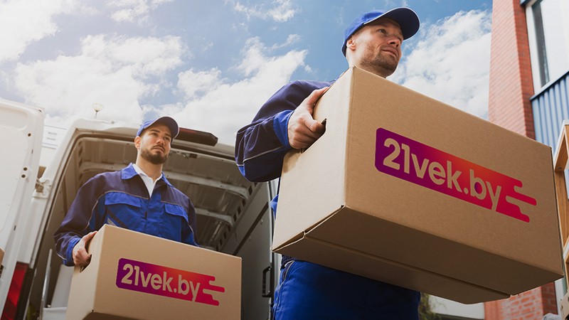 Двое мужчин из фирмы 21vek доставляют посылки